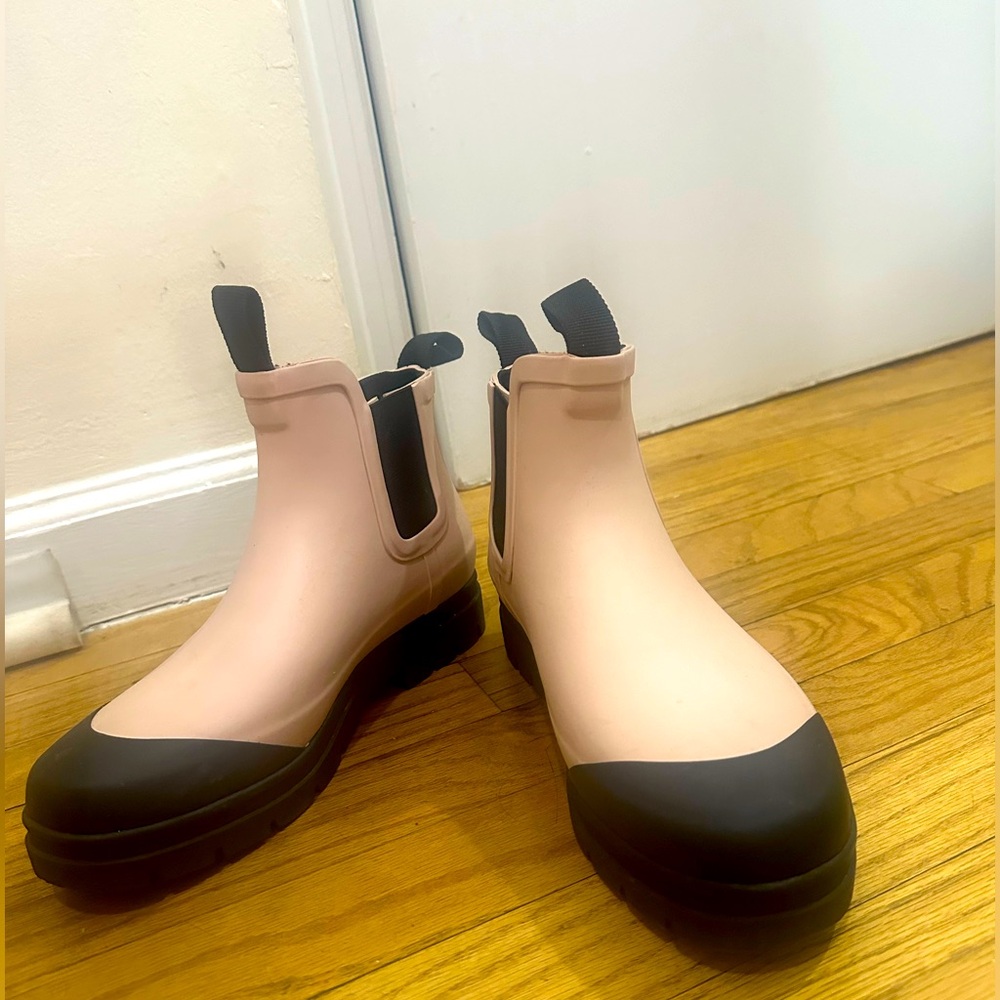 Beautiful powder pink Everlane Chelsea rain boots